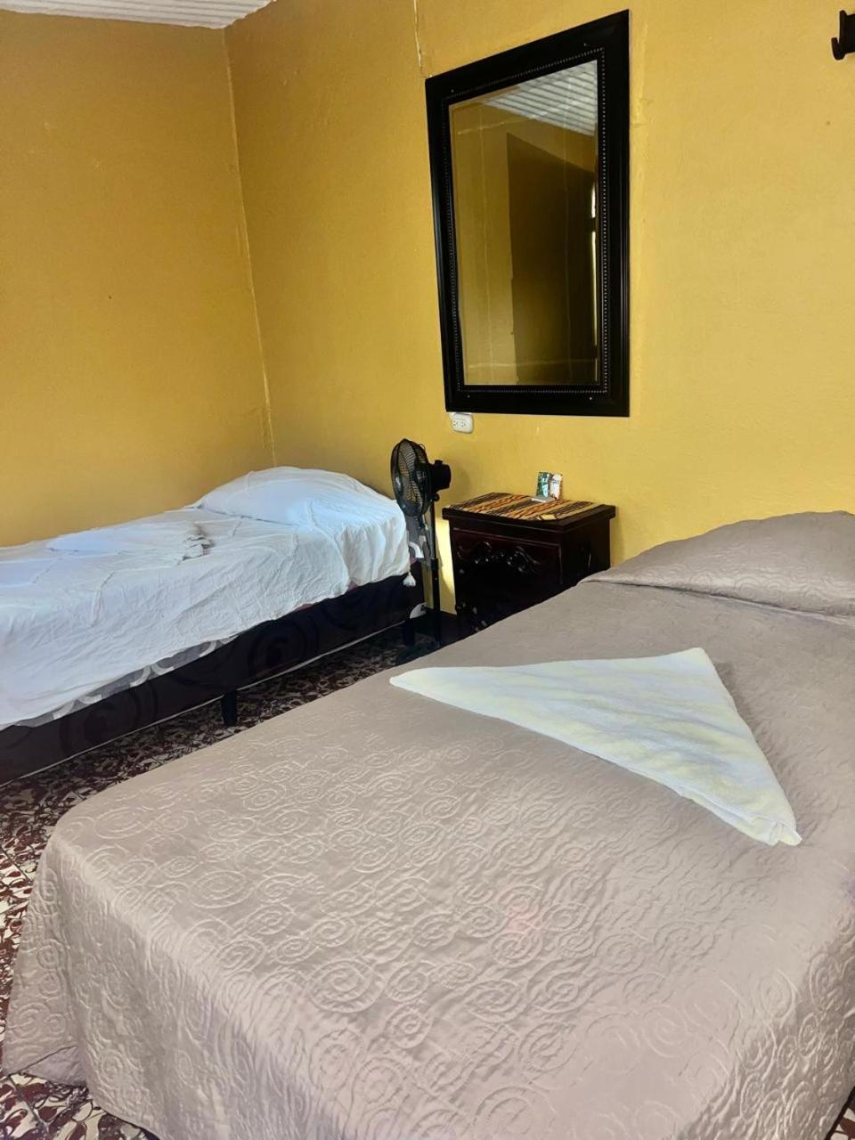 Hotel Alma Maya Antigua Extérieur photo